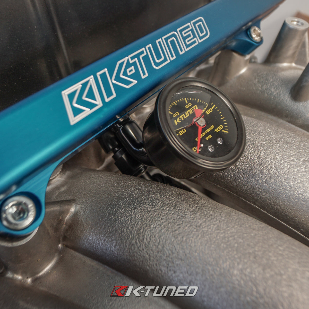 Center Mount Fuel Rail Fitting  Gauge and 6AN Ports